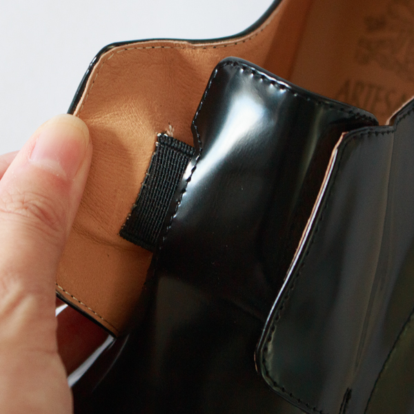 内側にはゴムが隠れていて履きやすい 内側にはゴムが隠れていて履きやすい