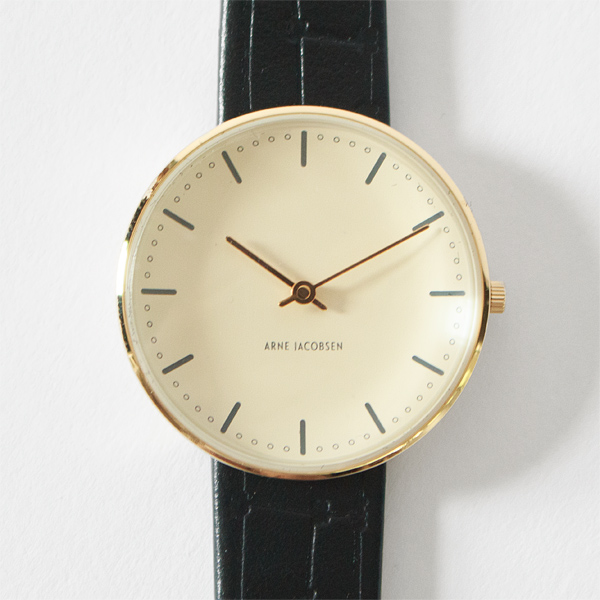 City Hallシリーズとしては初となるイエローゴールドのケースに、やわらかなクリーム色の文字盤を合わせて。