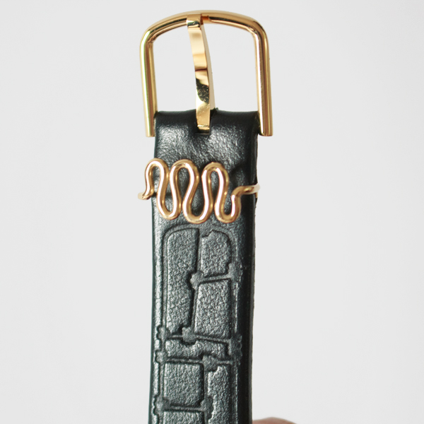 ベルトループ金具にはHAyUのワイヤーアートを彷彿とさせるパーツを採用。