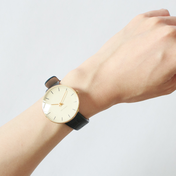 性別を問わず上品に身につけられます。