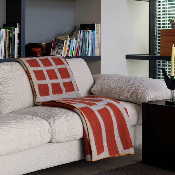 いつもみんなの手の届くところに置いておきたいブランケットです。 いつもみんなの手の届くところに置いておきたいブランケットです。