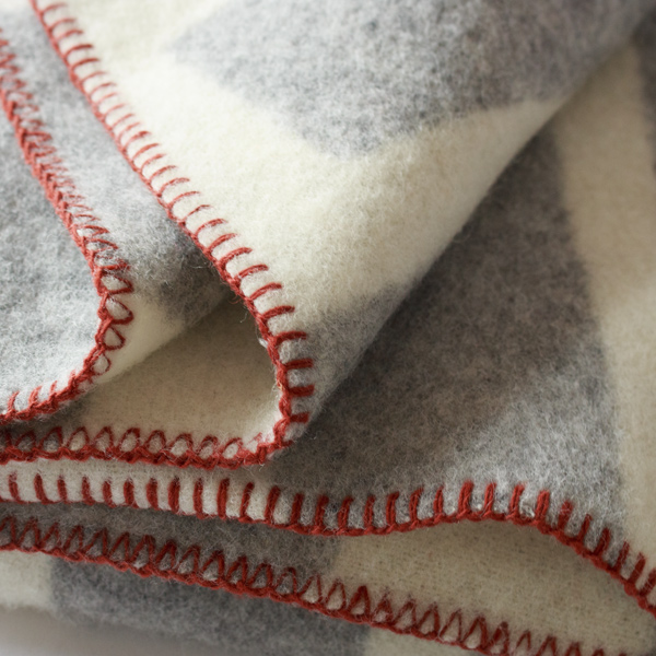 縁には赤いステッチが入っています(グレー) 縁には赤いステッチが入っています(グレー)