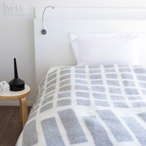 羽毛布団に重ねたり、シーツ代わりに敷けば、朝までぽかぽか(グレー) 羽毛布団に重ねたり、シーツ代わりに敷けば、朝までぽかぽか(グレー)