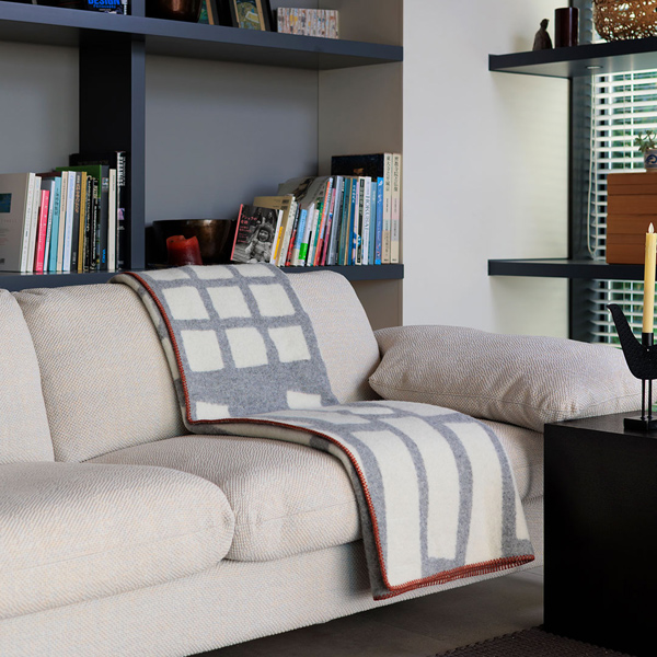 いつでもみんなの手の届くところに置いておきたいブランケットです。 いつでもみんなの手の届くところに置いておきたいブランケットです。