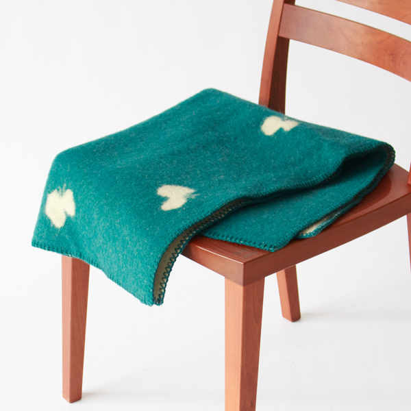 家具などウッディーな色とも相性の良いカラー（ブルーグリーン）