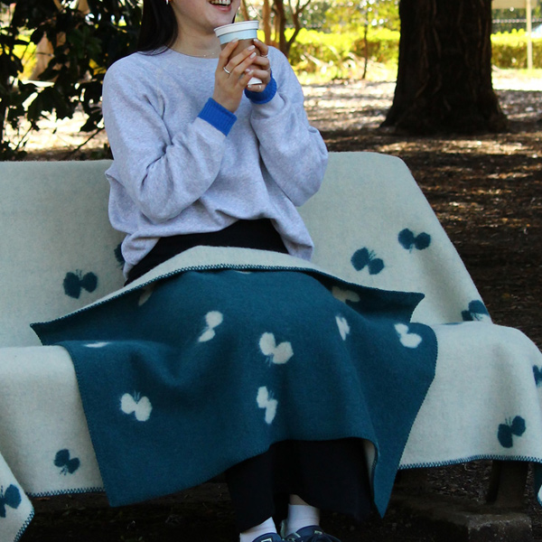 ウールは汚れがつきにくいので、屋外でもお使いいただけます。（ブルーグリーン）