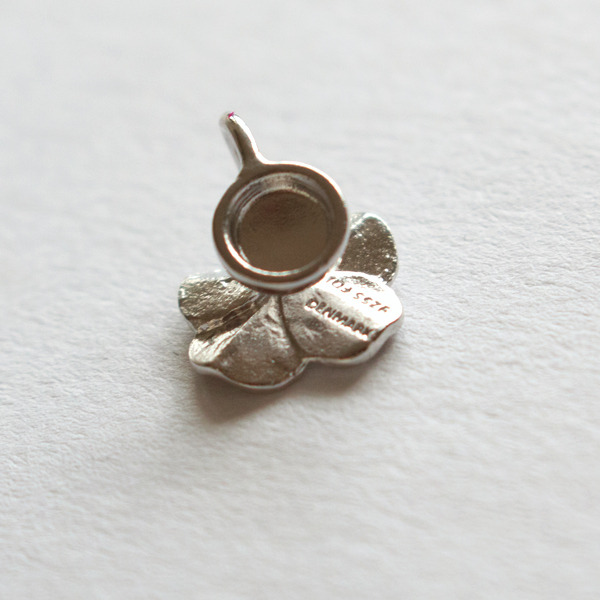 葉の裏側にブランドの刻印 葉の裏側にブランドの刻印