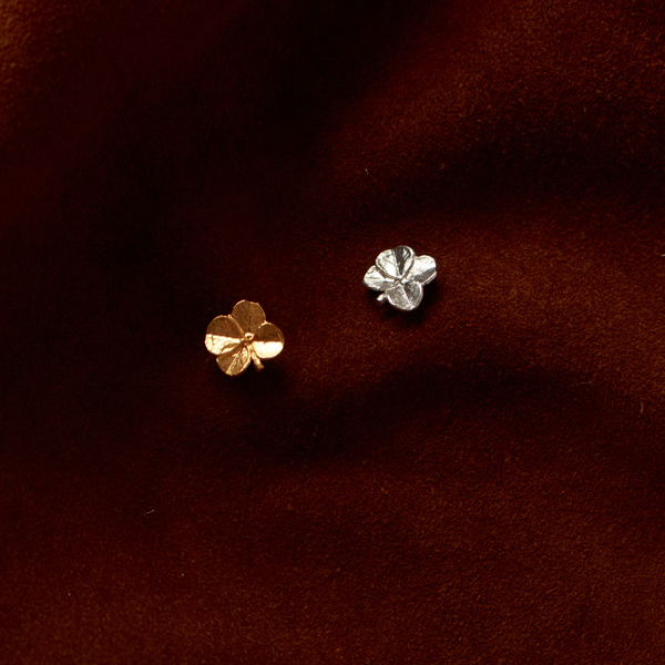 左:Gold 右:Silver 左:Gold 右:Silver