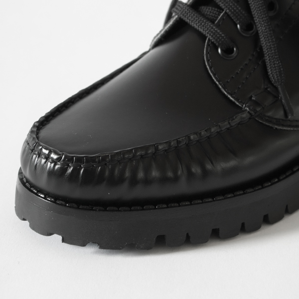 上品な光沢感があるレザーを使用しています 上品な光沢感があるレザーを使用しています