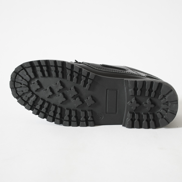 しっかり地面をグリップするアウトソール しっかり地面をグリップするアウトソール