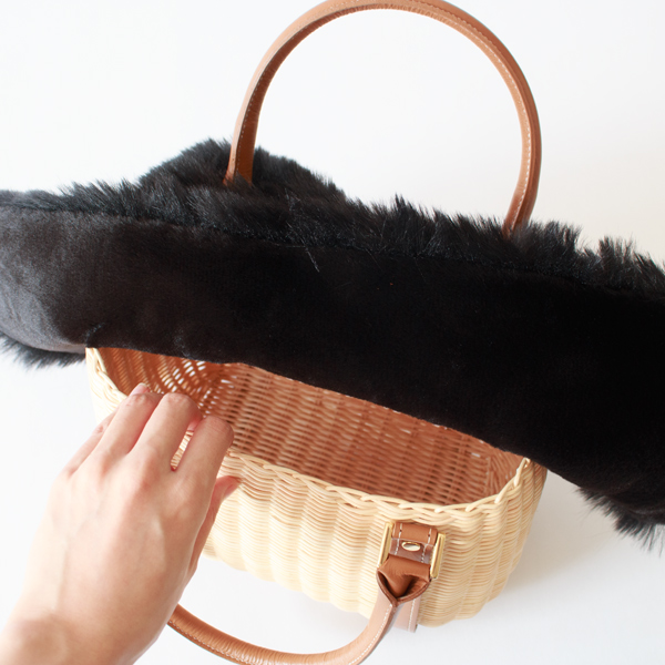 ファーの下に手を入れて中身を取り出せます（BLACK）