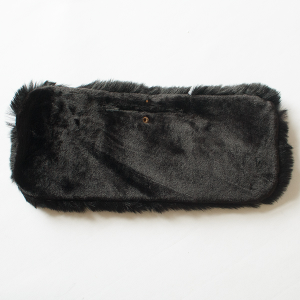 裏側は毛足の短いファーで（BLACK）
