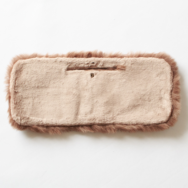 裏側はクリーム色の毛足の短いファーで（BROWN）