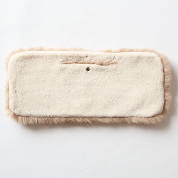 裏側はホワイト色の毛足の短いファーで（CREAM）