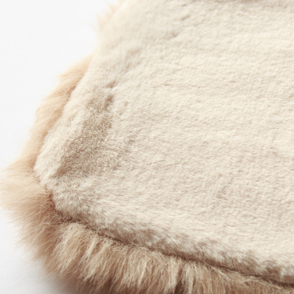 裏側はホワイト色の毛足の短いファーで（CREAM）