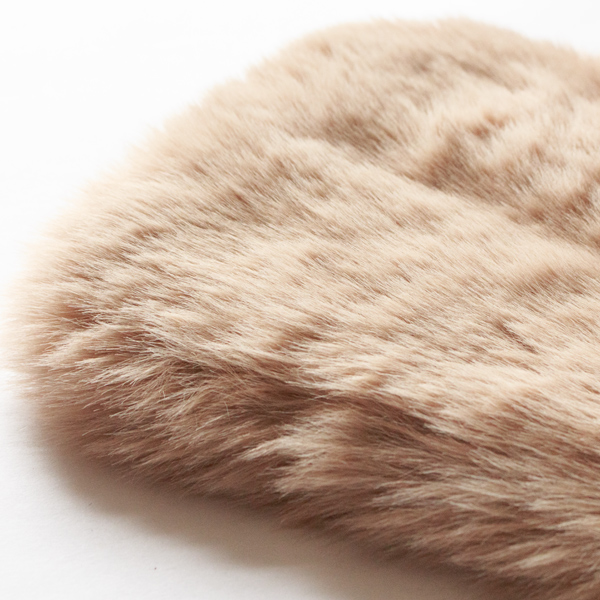 トップはもこもこのファー（CREAM）