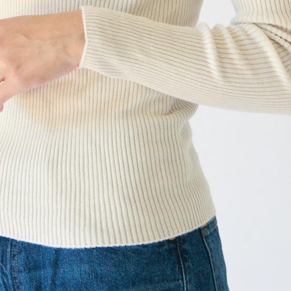 極細シルク繊維を撚り合わせホールガーメントに