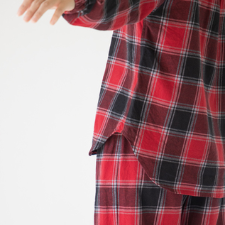 前後差のあるラウンドヘム(身長163cm・RED×BLACK)
