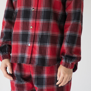 袖口はゴム入り(身長163cm・RED×BLACK)