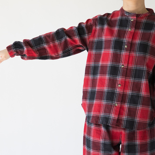 ゆったりとした身幅にすっきりとした袖(身長163cm・RED×BLACK)
