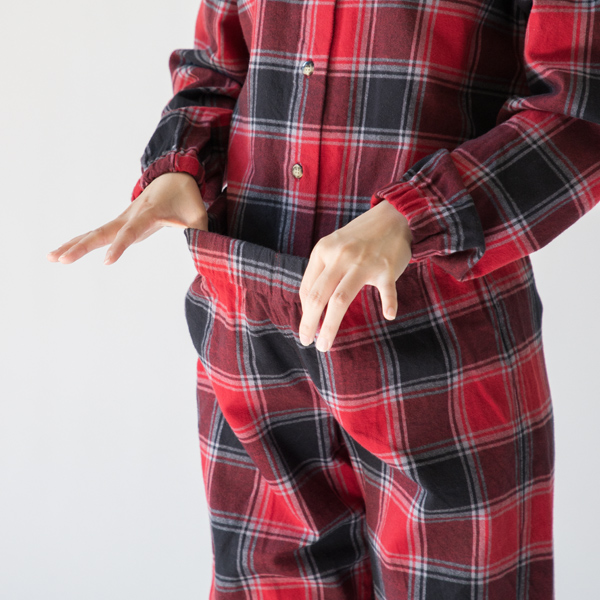 ウエストはゴム+紐でサイズ調整可能(身長163cm・RED×BLACK) ウエストはゴム+紐でサイズ調整可能(身長163cm・RED×BLACK)