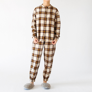 身長163cm・WHITE×BROWN