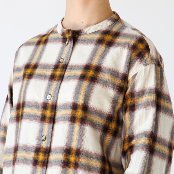 ゆとりのあるバインダーネック(身長163cm・WHITE×BROWN) ゆとりのあるバインダーネック(身長163cm・WHITE×BROWN)