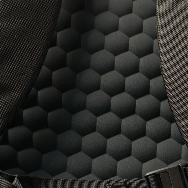 快適に背負えるハニカムEVAフォームのバックパネル 快適に背負えるハニカムEVAフォームのバックパネル