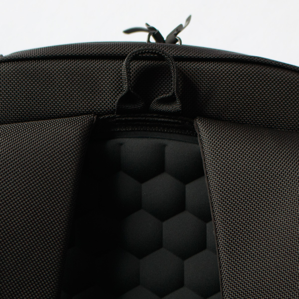 快適に背負えるハニカムEVAフォームのバックパネル 快適に背負えるハニカムEVAフォームのバックパネル