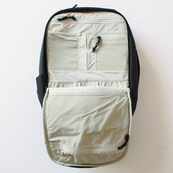 ポケットが豊富なオーガナイズコンパートメント ポケットが豊富なオーガナイズコンパートメント