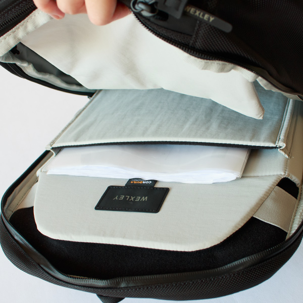 メインコンパートメントは16インチまで対応するラップトップ用スリーブ付き メインコンパートメントは16インチまで対応するラップトップ用スリーブ付き