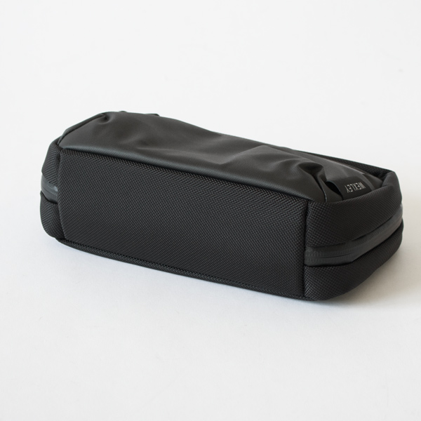 ペンからガジェットまで、様々な小物をスマートに収納