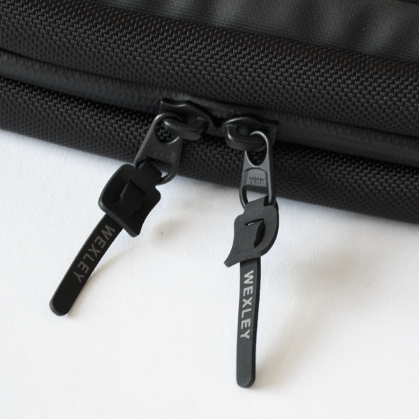 開閉しやすいダブルジッパー