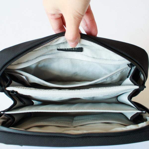 ジップ付きポケットが2つ