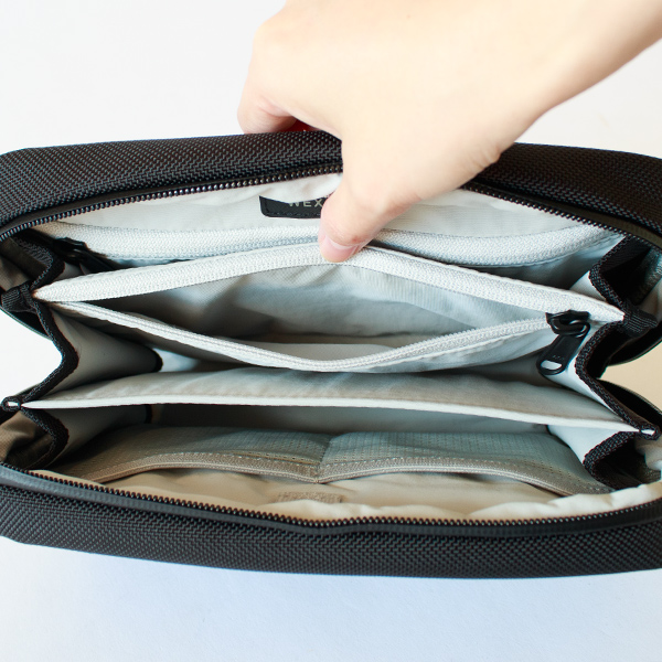 ジップ付きポケットが2つ