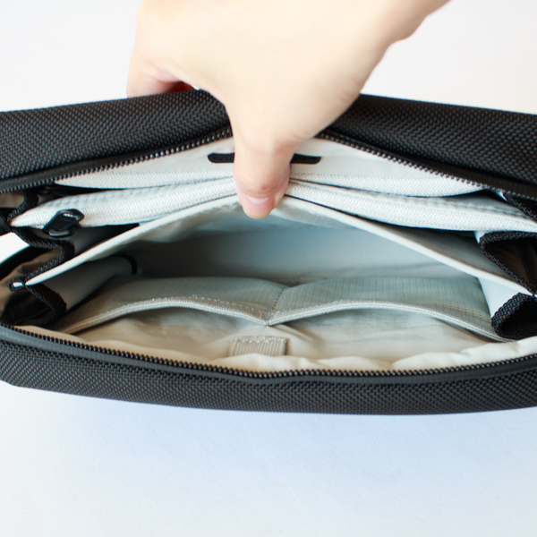 ジップがないコンパートメントにはメッシュポケットが2つ