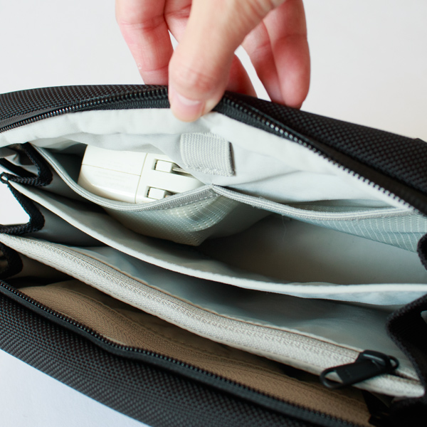 充電器や絡まりやすいコードの収納に