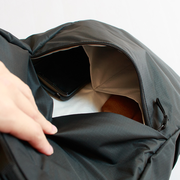 整理しやすいフロントポケット