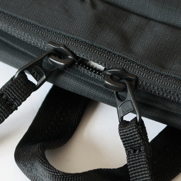 開閉しやすいダブルジッパー