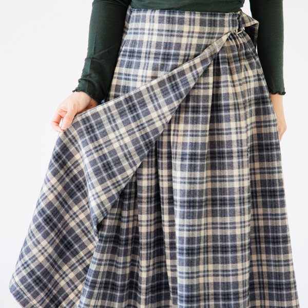 ラップ風なので足が見える心配はありません(身長160cm・BLUE) ラップ風なので足が見える心配はありません(身長160cm・BLUE)