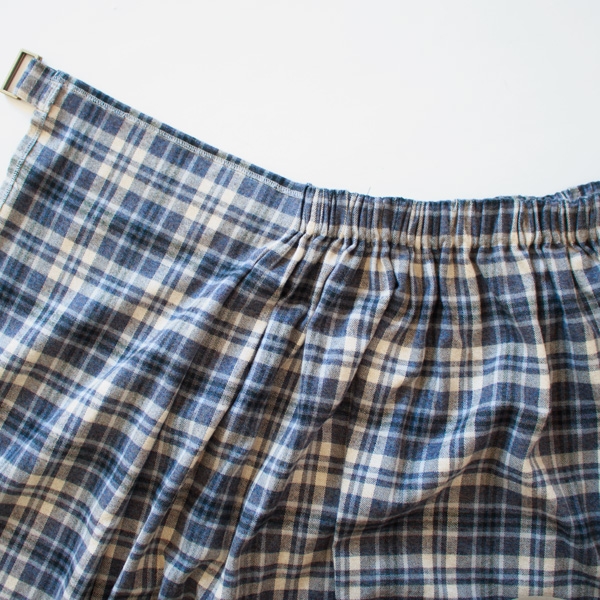 ラップ風なので足が見える心配はありません(BLUE) ラップ風なので足が見える心配はありません(BLUE)