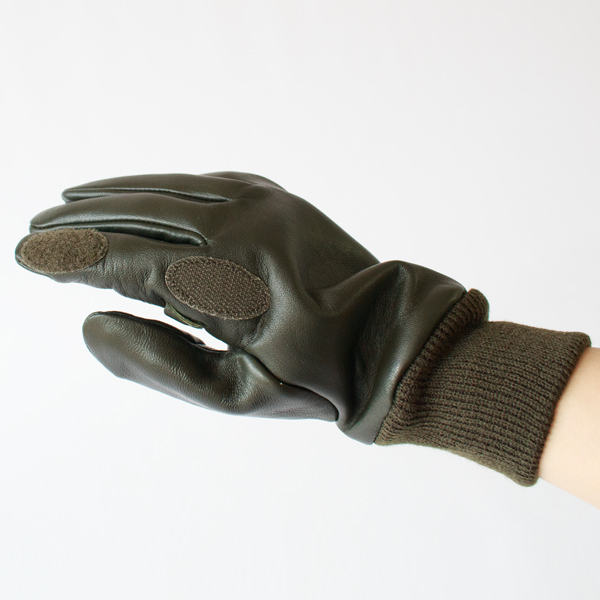 手首のリブで防風性を確保(OLIVE・画像は女性が着用) 手首のリブで防風性を確保(OLIVE・画像は女性が着用)