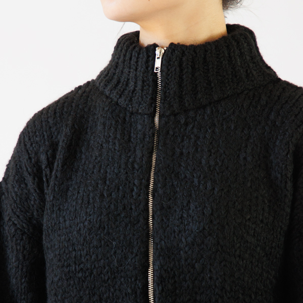 高めの襟で首元まで暖かいです。 高めの襟で首元まで暖かいです。