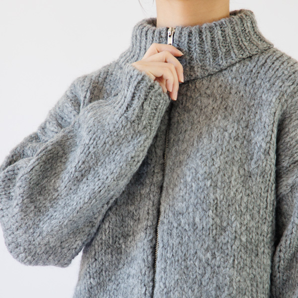 首元まで暖かい高めの襟。 首元まで暖かい高めの襟。