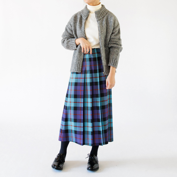 身幅にゆとりを持たせたシルエットに、やや短めの丈。動きやすさも魅力です。(GREY) 身幅にゆとりを持たせたシルエットに、やや短めの丈。動きやすさも魅力です。(GREY)