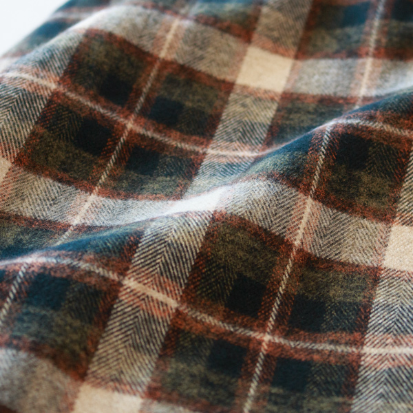 異なる色の糸を撚り合わせて織り上げたメランジチェックを採用(KHAKI) 異なる色の糸を撚り合わせて織り上げたメランジチェックを採用(KHAKI)