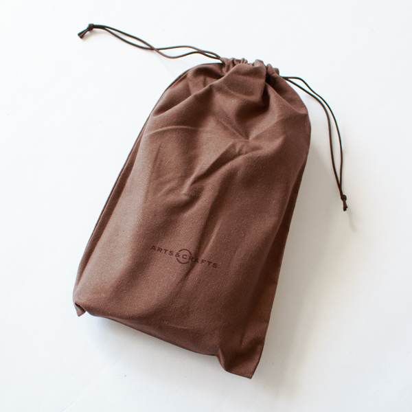 ロゴ入りに巾着に入っています。 ロゴ入りに巾着に入っています。