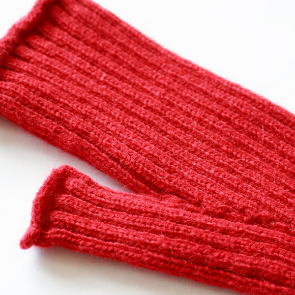 素材はラムウールの中でも最も糸が細くて柔らかいジーロンラムズウールとアンゴラ(RED) 素材はラムウールの中でも最も糸が細くて柔らかいジーロンラムズウールとアンゴラ(RED)