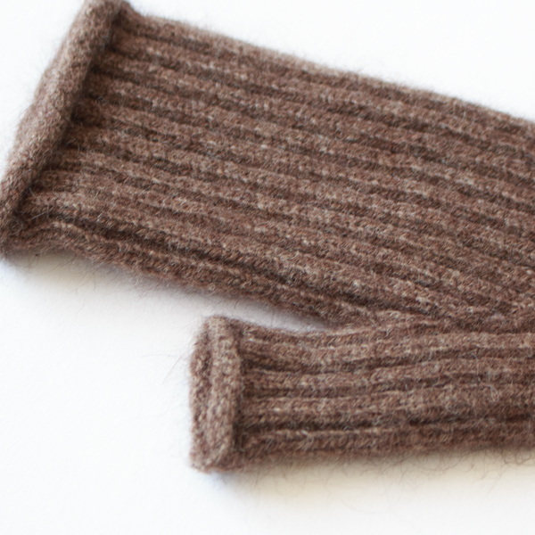 素材はラムウールの中でも最も糸が細くて柔らかいジーロンラムズウールとアンゴラ(MOCHA) 素材はラムウールの中でも最も糸が細くて柔らかいジーロンラムズウールとアンゴラ(MOCHA)