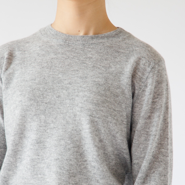 シンプルなクルーネック。ややゆとりを持たせたシルエットは、身体のラインを拾いすぎず着る人を凛と引き立てます。 シンプルなクルーネック。ややゆとりを持たせたシルエットは、身体のラインを拾いすぎず着る人を凛と引き立てます。